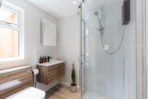 a bathroom with a shower and a sink at Peaceful & Beautifully Presented Detached Studio in Golden Valley