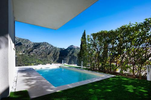 vistas a una piscina con montañas de fondo en Casa Mathea, en Taormina