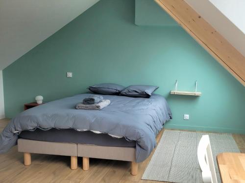 サン・ナゼールにあるL’Espadonの青い壁のベッドルーム1室