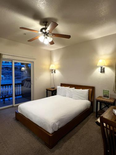 a bedroom with a bed and a ceiling fan at Canyon Plaza Premier Studios and Apts-South Rim in Tusayan