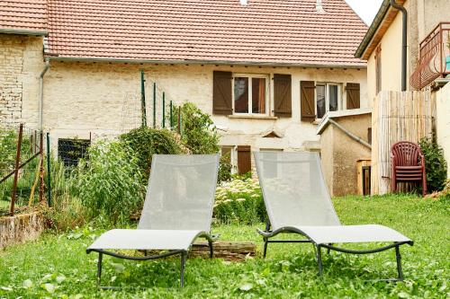 2 chaises dans la cour d'une maison dans l'établissement ABRICOSY Maison de campagne 6 personnes Aiglepierre, à Aiglepierre