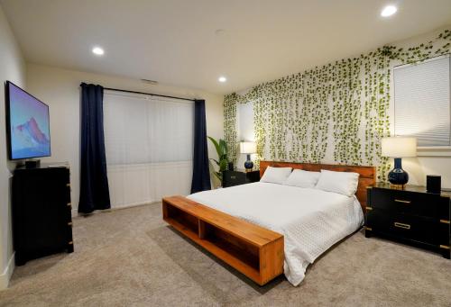 Ένα ή περισσότερα κρεβάτια σε δωμάτιο στο Luxe 4BR Home with Hot Tub & Sauna