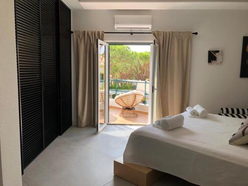 Ένα ή περισσότερα κρεβάτια σε δωμάτιο στο CASA DOS CATOS