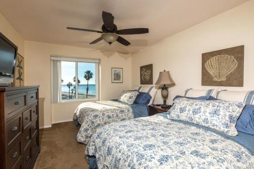 - une chambre avec 2 lits et un ventilateur de plafond dans l'établissement Starfish Villa, à Oceanside
