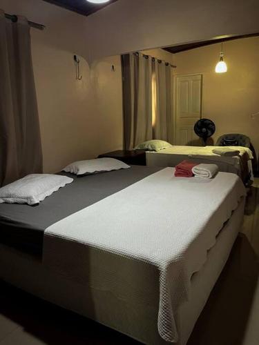 1 dormitorio con 2 camas en una habitación en Residencial Celedone en Boa Vista
