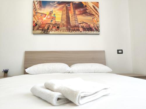 - une chambre dotée d'un lit blanc avec une photo sur le mur dans l'établissement B&B Bologna, à Bologne