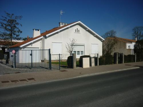 een wit huis aan de kant van een straat bij maison 20mn de la mer in Aigrefeuille-dʼAunis