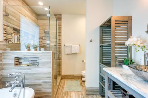 een badkamer met een douche en een wastafel bij Cozy Arabi Home with Yard about 6 Mi to French Quarter! in Arabi
