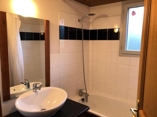 格爾姆的住宿－Résidence Hameau De Balestas Mp - 3 Pièces pour 6 Personnes 171，白色的浴室设有水槽和淋浴。