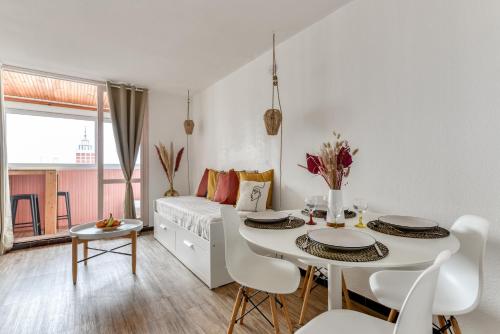 Cette chambre blanche dispose d'une table et d'un lit. dans l'établissement Locapdagde Plume de Maya Plage Môle Wifi Clim Ménage incl, au Cap d'Agde