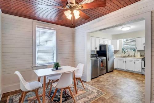 a dining room with a table and chairs and a kitchen at Amazing 1 BR apt - 1 block from Jax Beach! in Jacksonville Beach