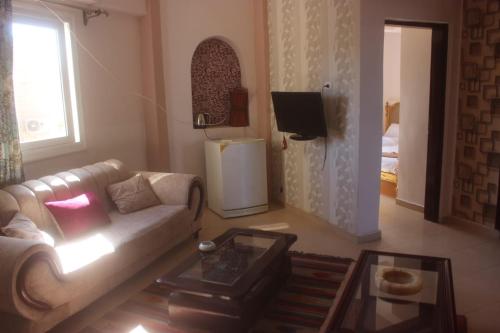 ダハブにあるDahab Hotelのリビングルーム(ソファ、テレビ付)