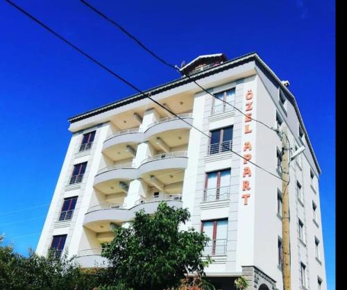 GumushaneにあるGÜMÜŞHANE ŞİRAN ÖZEL KİRALIK TATİL DAİRESiの赤文字の白い建物