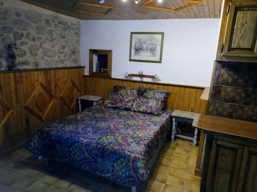 - une chambre avec un lit dans l'angle dans l'établissement Gîte des papillons du vercors, à Bouvante-Haut