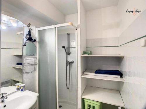 ein weißes Bad mit einer Dusche und einem Waschbecken in der Unterkunft San Giovanni in Salon-de-Provence