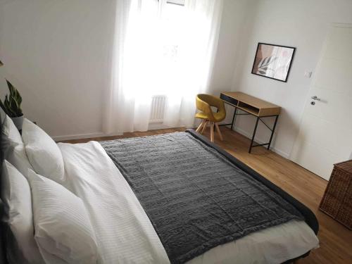 Postel nebo postele na pokoji v ubytování Central stylish apartment