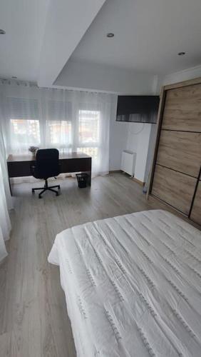um quarto com uma cama e uma secretária num quarto em Apartamento en Inferniño Ferrol em Ferrol