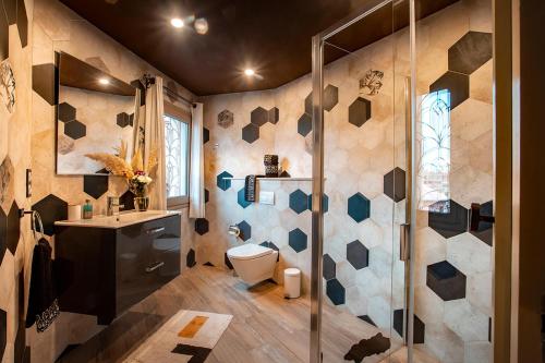 uma casa de banho com um WC e uma cabina de duche em vidro. em LES TANNEURS PENTHOUSE MARRAKECH em Marraquexe
