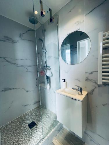 une salle de bain avec un lavabo et un miroir dans l'établissement Tiny House with Sea View, à Roquebrune-Cap-Martin