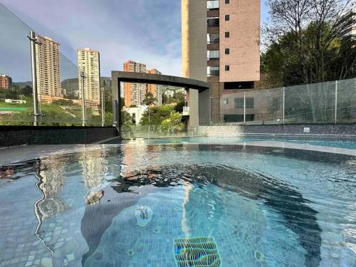 uma piscina vazia num edifício com edifícios em 302 Spacious apartment nice view in El Poblado em Medellín