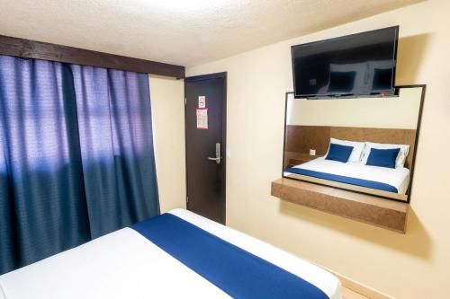 Una cama o camas en una habitación de Hotel Rose Ensenada