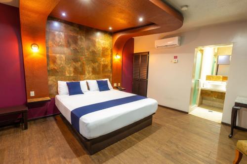 Una cama o camas en una habitación de Hotel Rose Ensenada