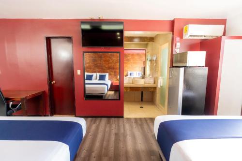 Una cama o camas en una habitación de Hotel Rose Ensenada