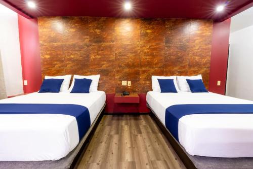 Una cama o camas en una habitación de Hotel Rose Ensenada