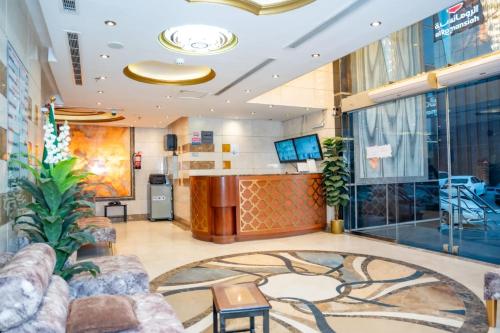 un hall d'un hôpital avec des canapés et une table dans l'établissement فندق ليمة الفضية - Leema Al Fadya Hotel, à La Mecque