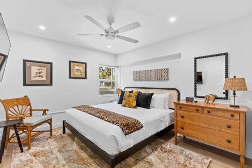 1 dormitorio con cama, tocador y espejo en Tropical Haven in Ft. Myers, en Fort Myers