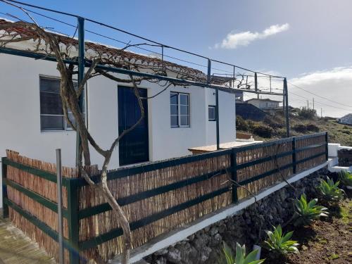 Casa da Avó Couta في أنغرا دو إِراويزو: منزل على الشاطئ مع سياج