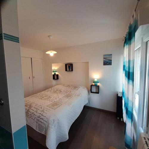 une chambre avec un lit et deux lampes dedans dans l'établissement GITE de la GAUMERAIS, à Chèvreville