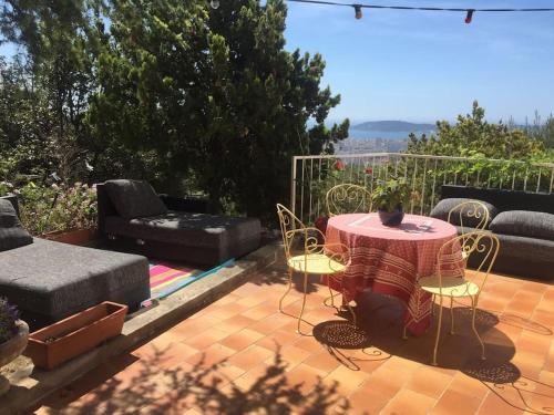 Gallery image of Maison d'artistes avec vue panoramique sur la baie in Toulon