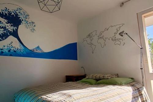 une chambre avec une peinture murale représentant une vague dans l'établissement Maison d'artistes avec vue panoramique sur la baie, à Toulon