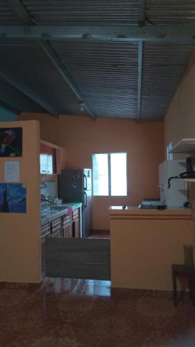 Habitación con cocina con encimera en Casa kodash, en Antón