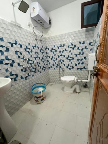 Ванна кімната в THE ALPINE KARGIL Guest House