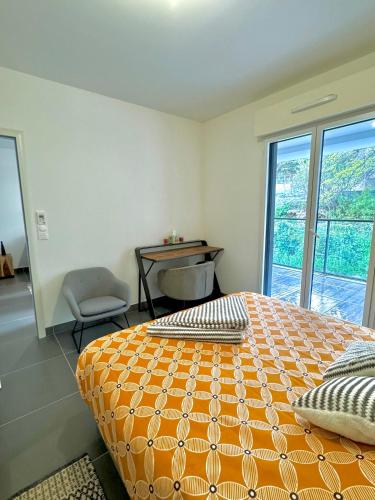 une chambre avec un lit, un bureau et une fenêtre dans l'établissement Superbe T2 dans résidence avec piscine chauffée, à Beausoleil