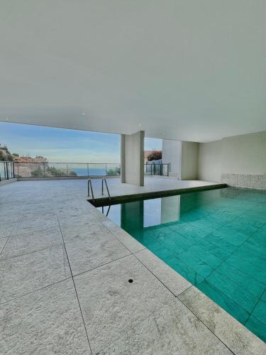 une piscine avec vue sur l'océan dans l'établissement Superbe T2 dans résidence avec piscine chauffée, à Beausoleil