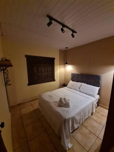 カタス・アルタスにあるPertim da Serraのベッドルーム1室(白い大型ベッド1台付)