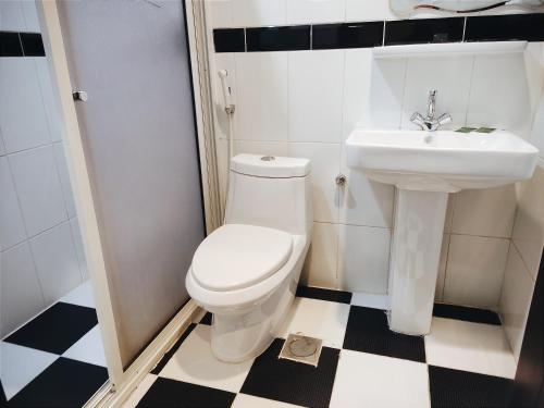 a bathroom with a white toilet and a sink at الغبيشى بلازا in Jeddah