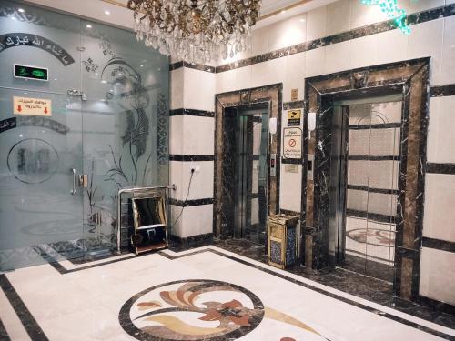 a bathroom with a chandelier and a snake on the floor at الغبيشى بلازا in Jeddah