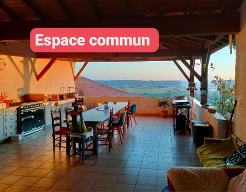 ein Restaurant mit einem Tisch und Stühlen und ein Schild, das den Raumbefehl liest in der Unterkunft Domaine de la Crête . Suite COSY Les CoCottes ZEN in Saint-Jean-de-Thurac