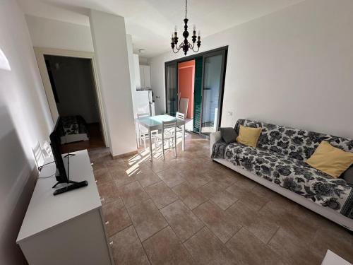 佐阿利的住宿－Appartamento Seterie，客厅配有沙发和桌子