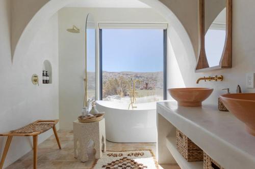 baño con bañera y ventana grande en Moroccan Swim House- Joshua Tree Mia Riad, en Yucca Valley