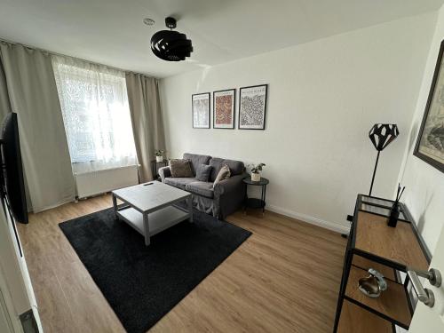 uma sala de estar com um sofá e uma mesa em Haus Newgate em Lübeck