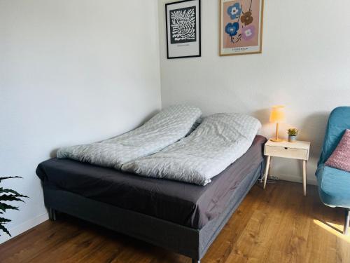 a bed in the corner of a room at Cozy Flats Silkeborg - 1TH in Silkeborg