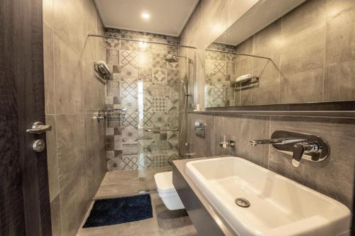 2Bedroom Skynest Luxury Apartment Westlands City Views في نيروبي: حمام مع حوض ودش