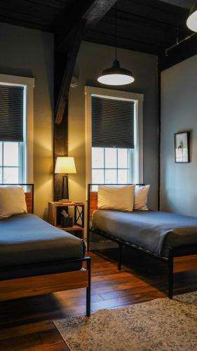 Una cama o camas en una habitación de Old Mill Inn