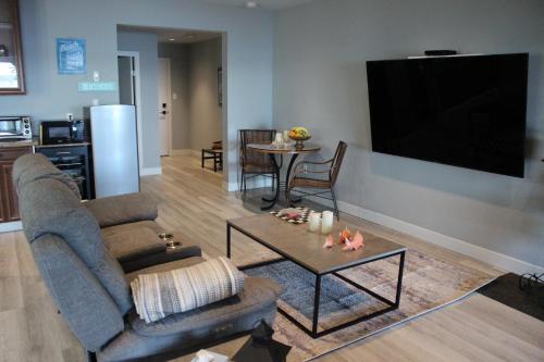 シュメイナスにあるEdgewater sunrise apartmentのソファと薄型テレビのあるリビングルーム