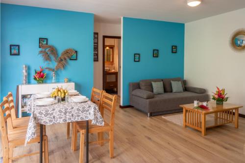 uma sala de estar com uma mesa e um sofá em Black Pearl Lodge em Bora Bora